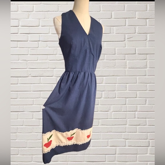 Vintage 1970s Park East bySwirl Chambray Dress Apple Appliqué Blue Cottagecore - Picture 2 of 5